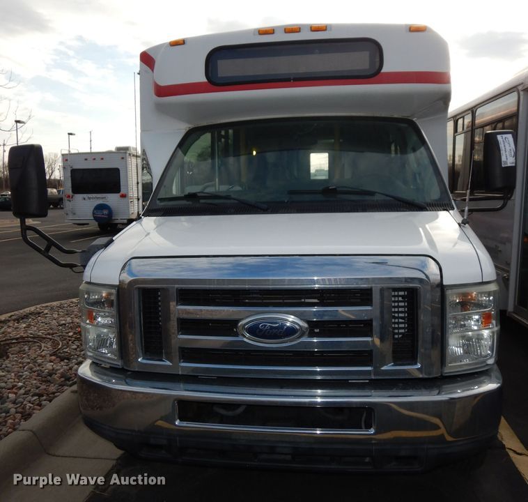 image for item DJ2913 2010 Ford E450 Super Duty  shuttle bus