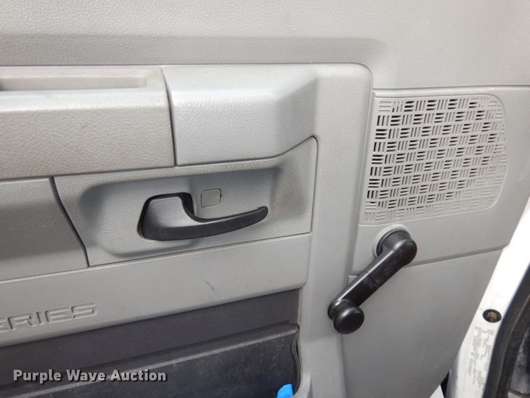 image for item DJ2913 2010 Ford E450 Super Duty  shuttle bus