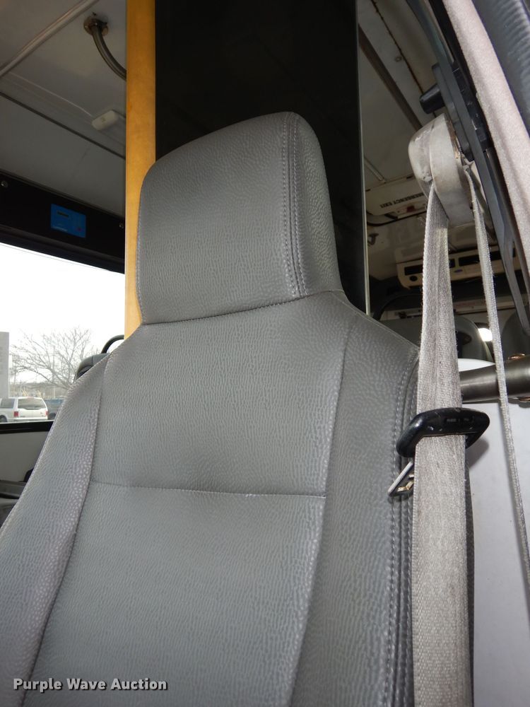 image for item DJ2913 2010 Ford E450 Super Duty  shuttle bus