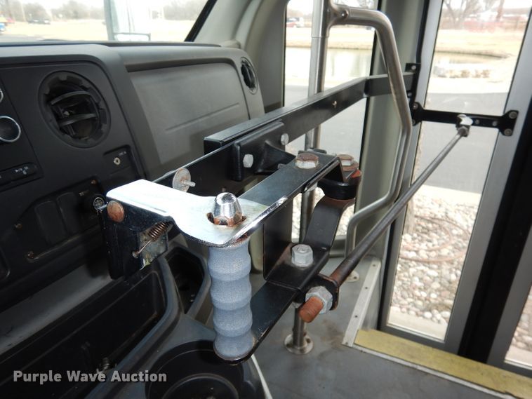 image for item DJ2913 2010 Ford E450 Super Duty  shuttle bus