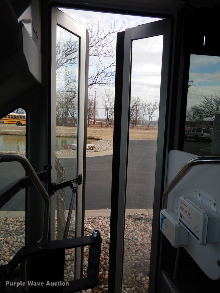 image for item DJ2913 2010 Ford E450 Super Duty  shuttle bus