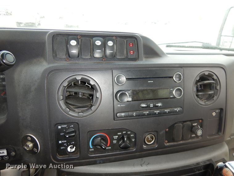 image for item DJ2913 2010 Ford E450 Super Duty  shuttle bus