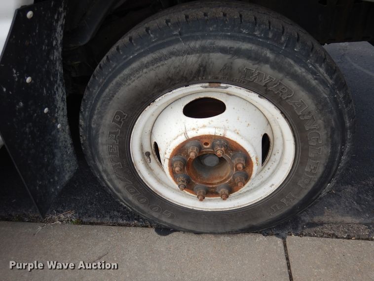 image for item DJ2913 2010 Ford E450 Super Duty  shuttle bus