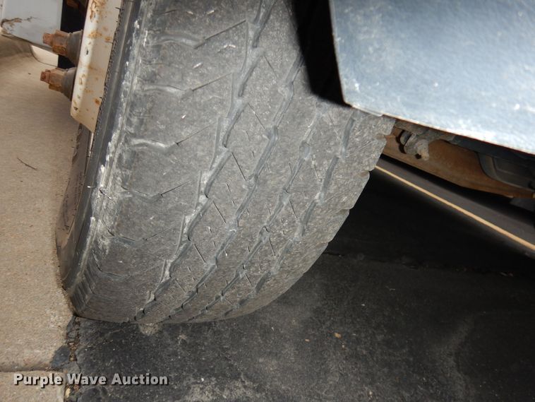 image for item DJ2913 2010 Ford E450 Super Duty  shuttle bus