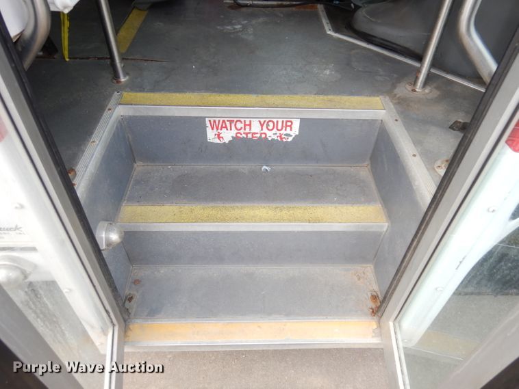 image for item DJ2913 2010 Ford E450 Super Duty  shuttle bus