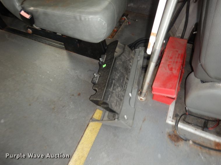 image for item DJ2913 2010 Ford E450 Super Duty  shuttle bus