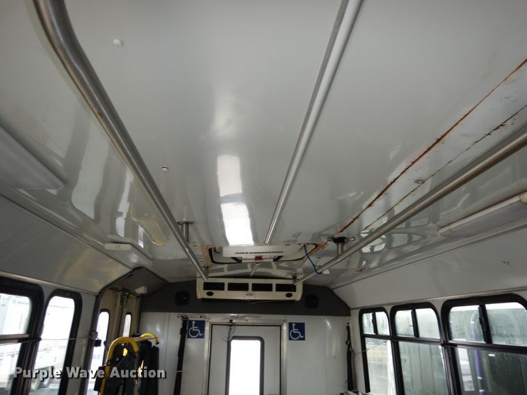 image for item DJ2913 2010 Ford E450 Super Duty  shuttle bus