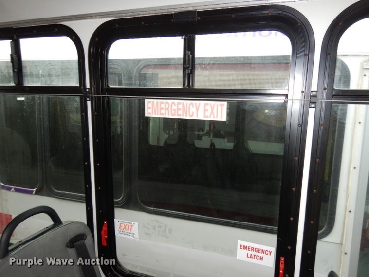 image for item DJ2913 2010 Ford E450 Super Duty  shuttle bus