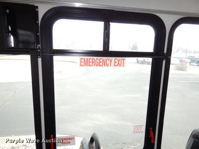 image for item DJ2913 2010 Ford E450 Super Duty  shuttle bus