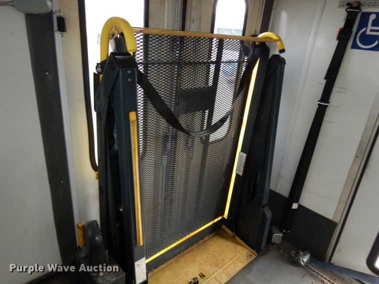 image for item DJ2913 2010 Ford E450 Super Duty  shuttle bus