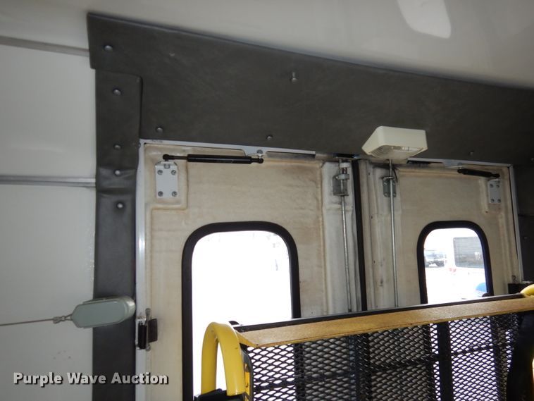 image for item DJ2913 2010 Ford E450 Super Duty  shuttle bus