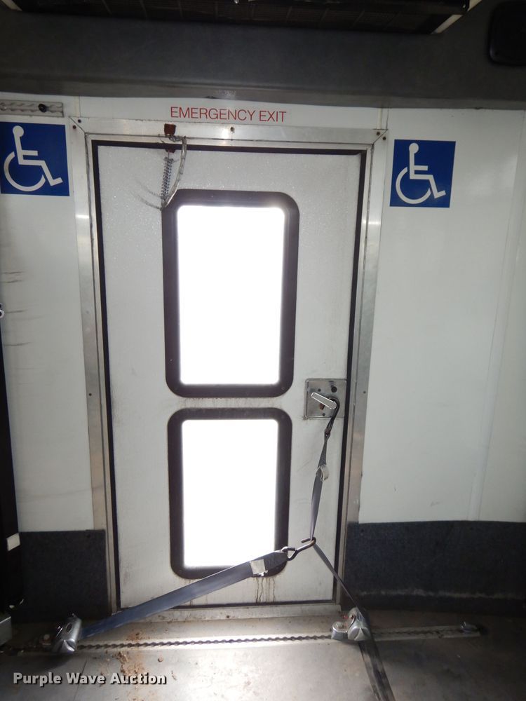 image for item DJ2913 2010 Ford E450 Super Duty  shuttle bus