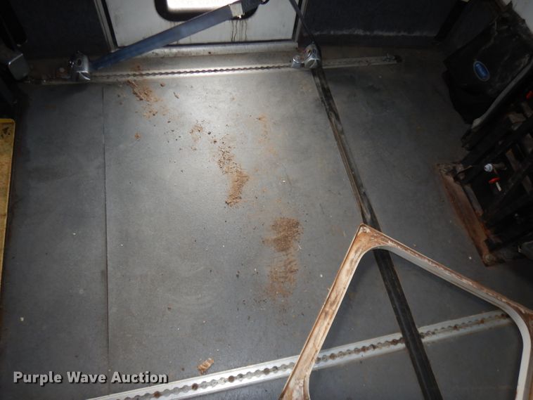 image for item DJ2913 2010 Ford E450 Super Duty  shuttle bus