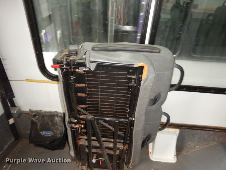 image for item DJ2913 2010 Ford E450 Super Duty  shuttle bus