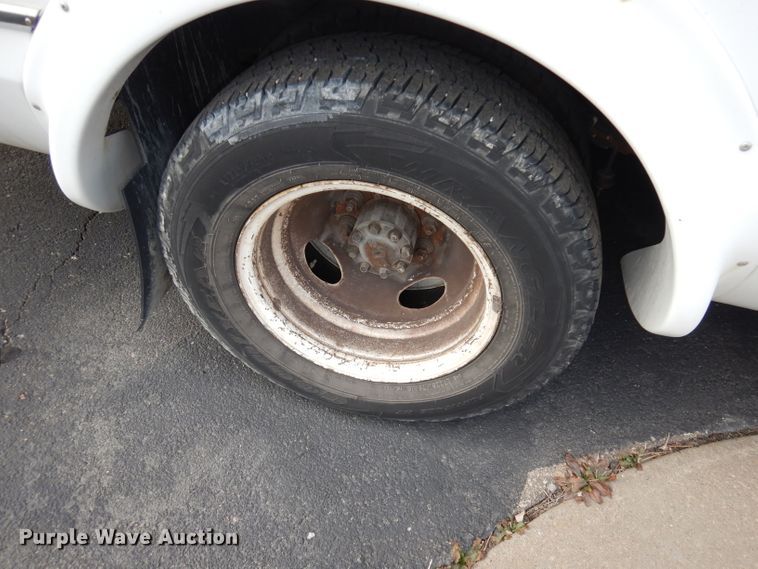 image for item DJ2913 2010 Ford E450 Super Duty  shuttle bus