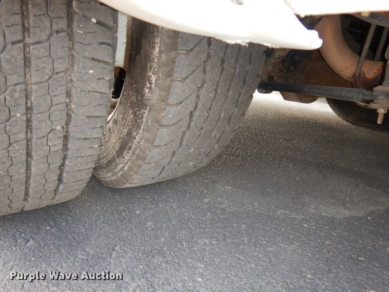 image for item DJ2913 2010 Ford E450 Super Duty  shuttle bus