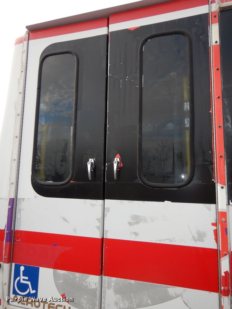 image for item DJ2913 2010 Ford E450 Super Duty  shuttle bus