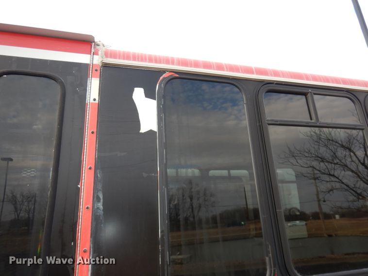 image for item DJ2913 2010 Ford E450 Super Duty  shuttle bus