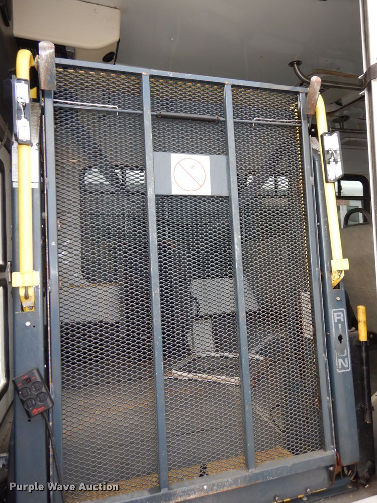 image for item DJ2913 2010 Ford E450 Super Duty  shuttle bus