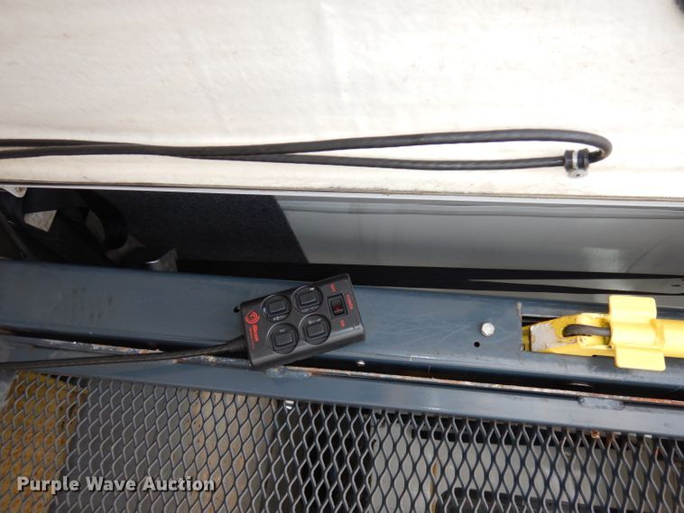 image for item DJ2913 2010 Ford E450 Super Duty  shuttle bus