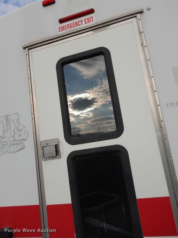 image for item DJ2913 2010 Ford E450 Super Duty  shuttle bus