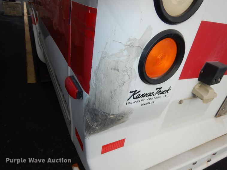 image for item DJ2913 2010 Ford E450 Super Duty  shuttle bus