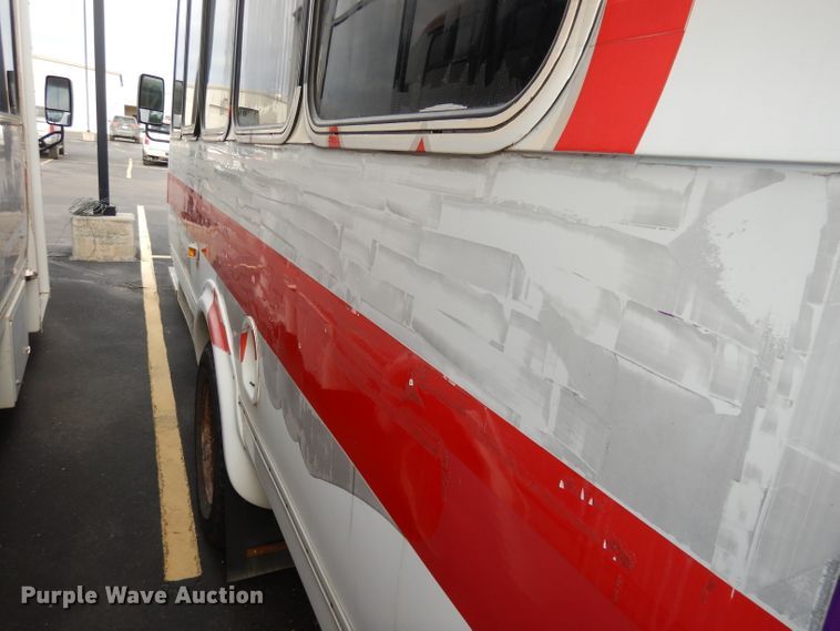 image for item DJ2913 2010 Ford E450 Super Duty  shuttle bus