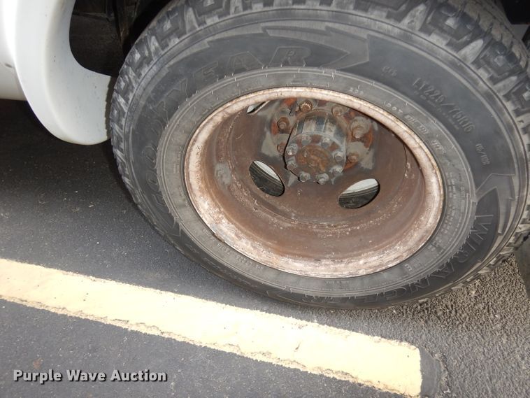 image for item DJ2913 2010 Ford E450 Super Duty  shuttle bus