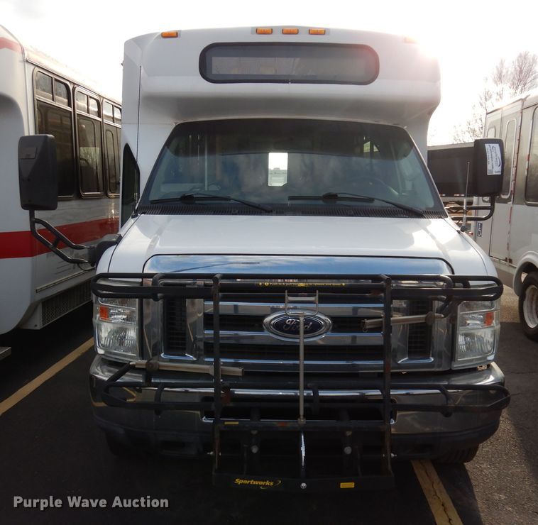 image for item DJ2915 2010 Ford E450 Super Duty  shuttle bus
