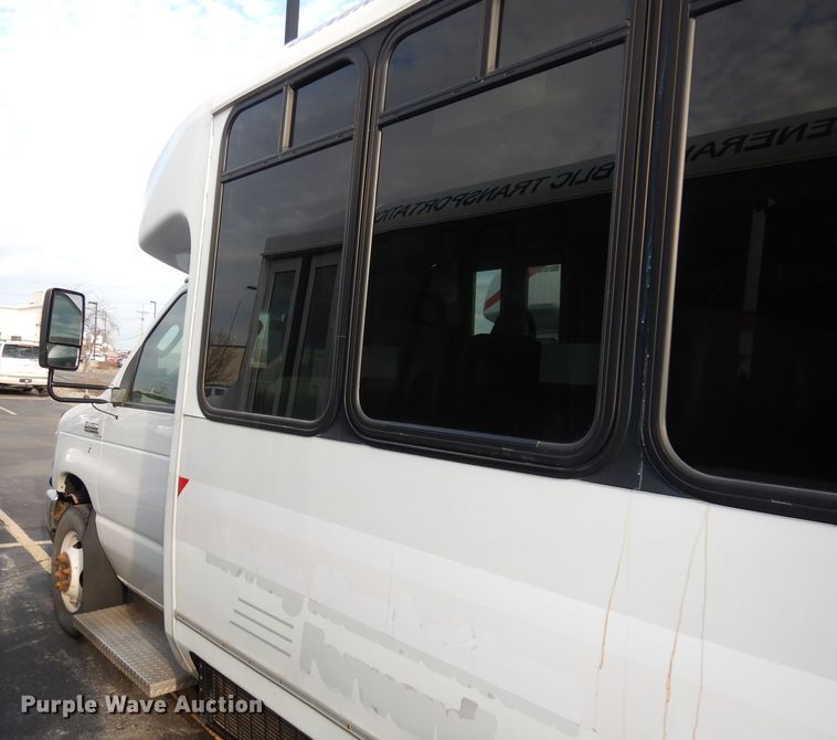 image for item DJ2915 2010 Ford E450 Super Duty  shuttle bus