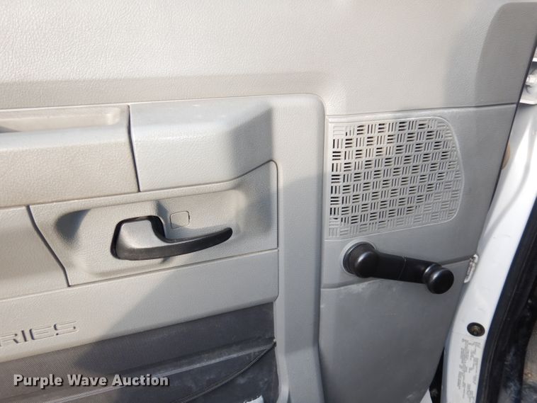 image for item DJ2915 2010 Ford E450 Super Duty  shuttle bus