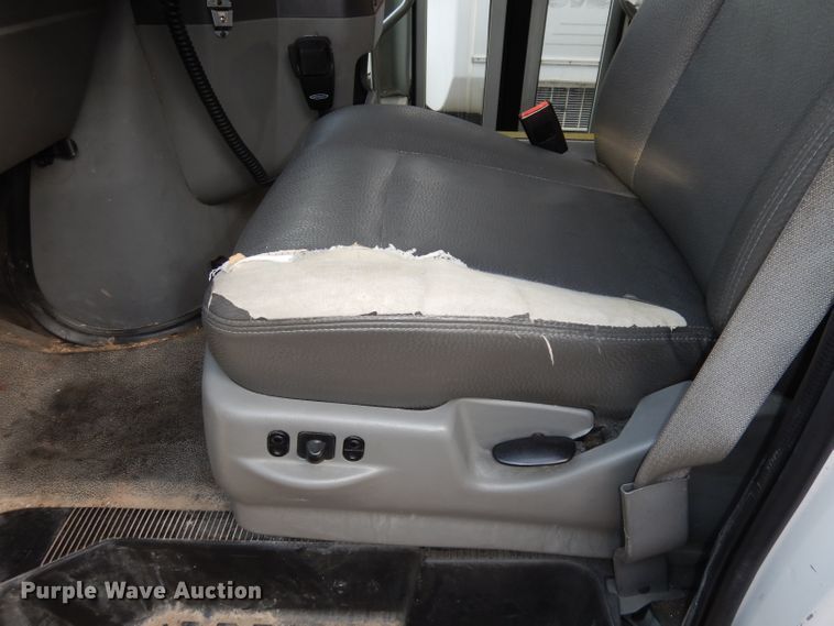 image for item DJ2915 2010 Ford E450 Super Duty  shuttle bus