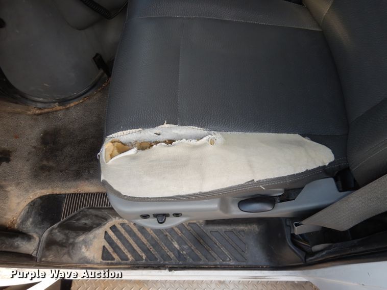 image for item DJ2915 2010 Ford E450 Super Duty  shuttle bus