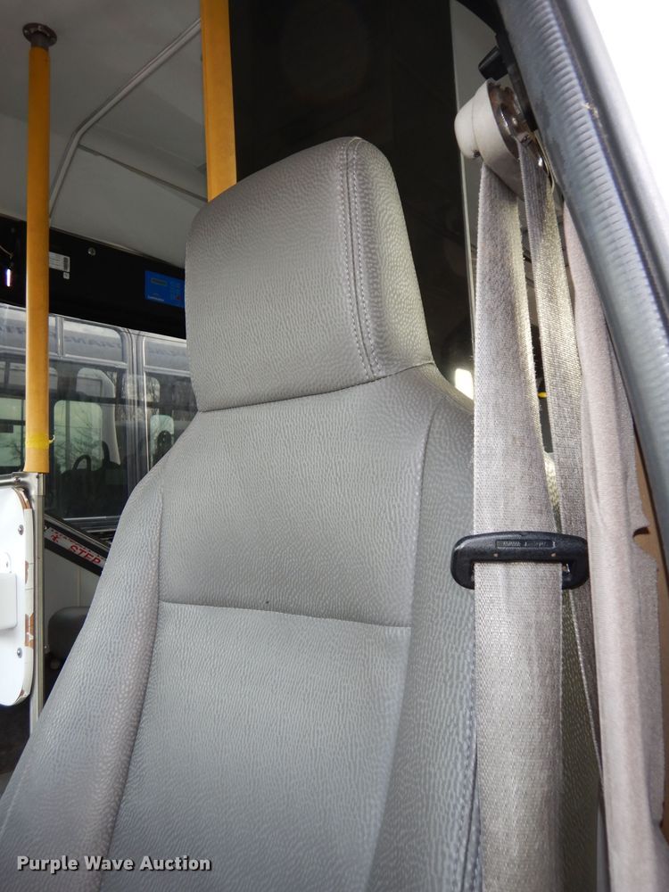 image for item DJ2915 2010 Ford E450 Super Duty  shuttle bus