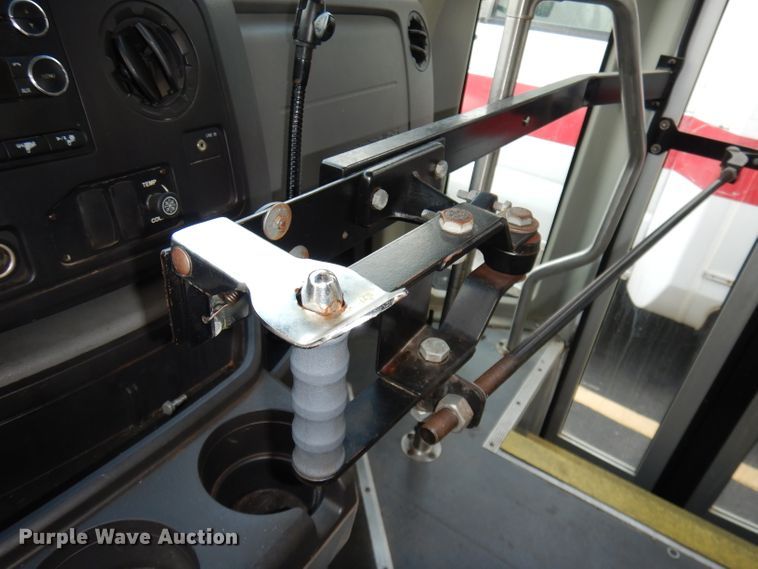 image for item DJ2915 2010 Ford E450 Super Duty  shuttle bus