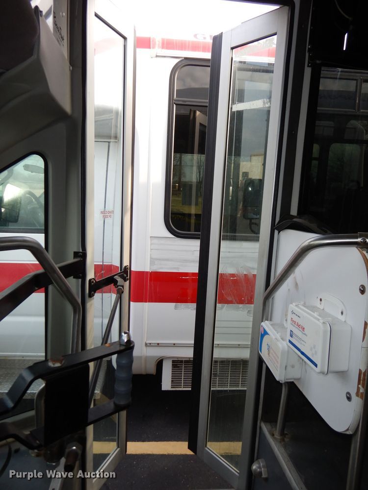 image for item DJ2915 2010 Ford E450 Super Duty  shuttle bus