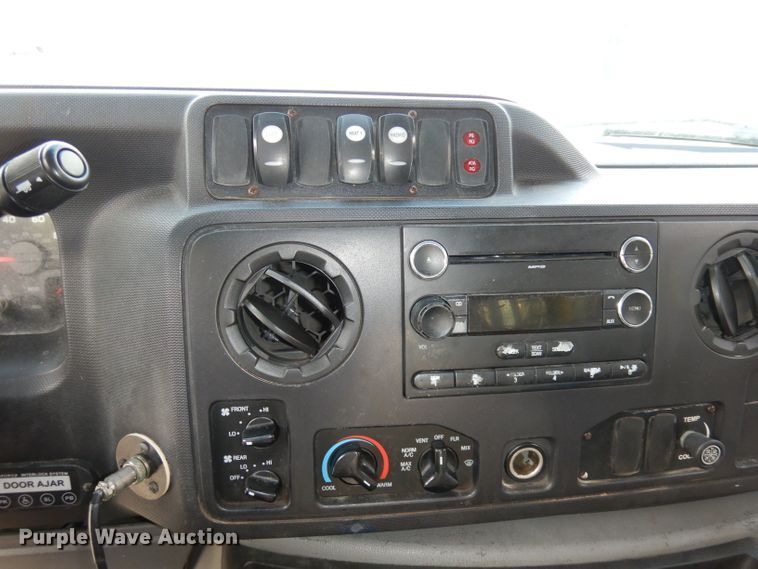 image for item DJ2915 2010 Ford E450 Super Duty  shuttle bus