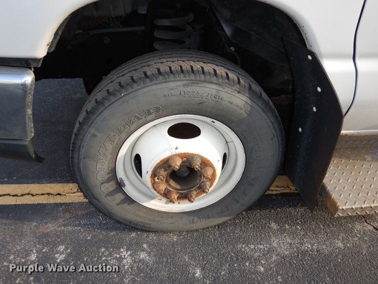 image for item DJ2915 2010 Ford E450 Super Duty  shuttle bus