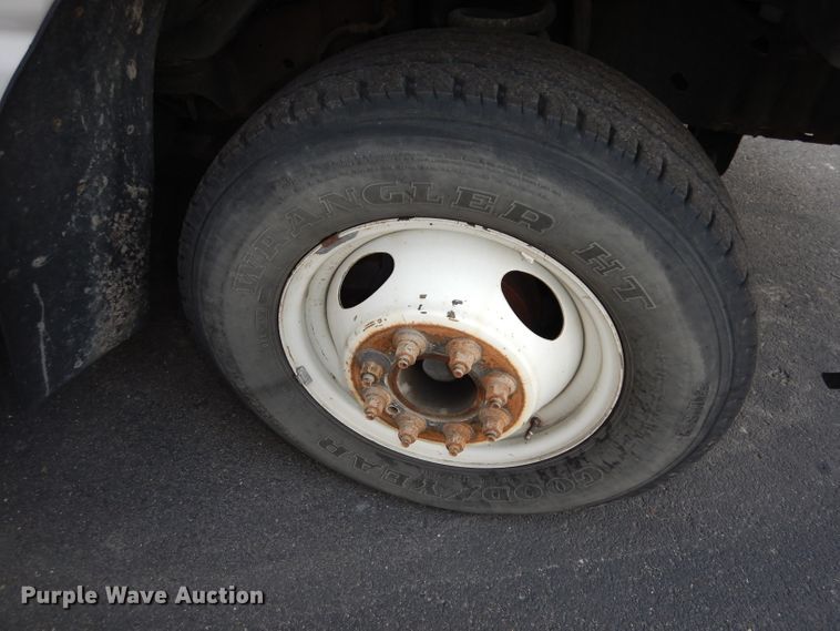 image for item DJ2915 2010 Ford E450 Super Duty  shuttle bus