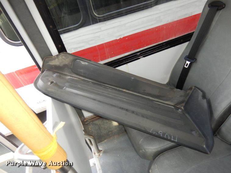 image for item DJ2915 2010 Ford E450 Super Duty  shuttle bus