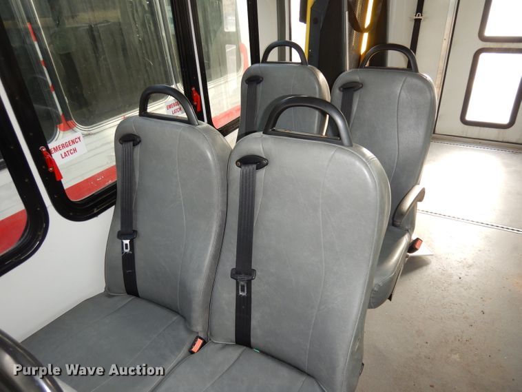 image for item DJ2915 2010 Ford E450 Super Duty  shuttle bus