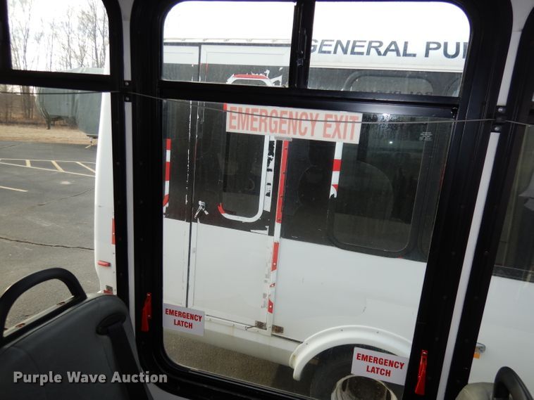 image for item DJ2915 2010 Ford E450 Super Duty  shuttle bus