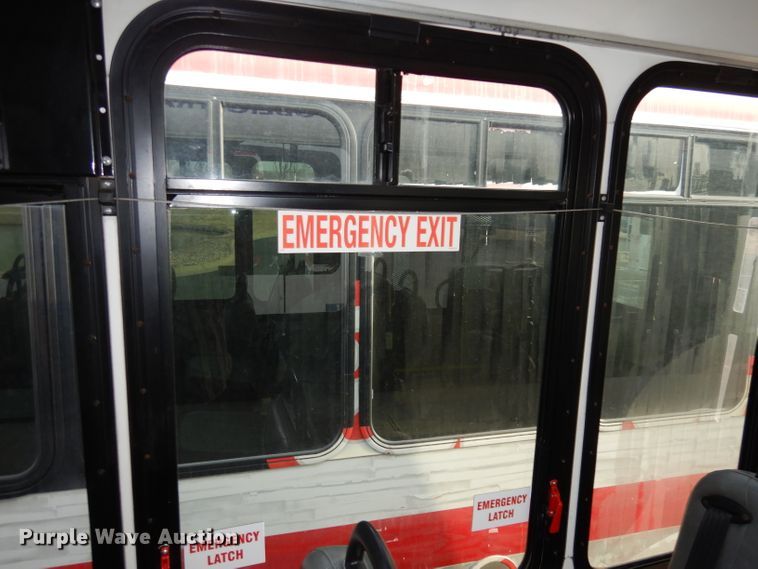 image for item DJ2915 2010 Ford E450 Super Duty  shuttle bus