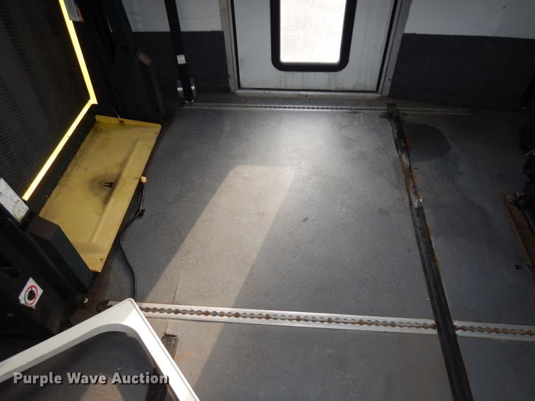 image for item DJ2915 2010 Ford E450 Super Duty  shuttle bus