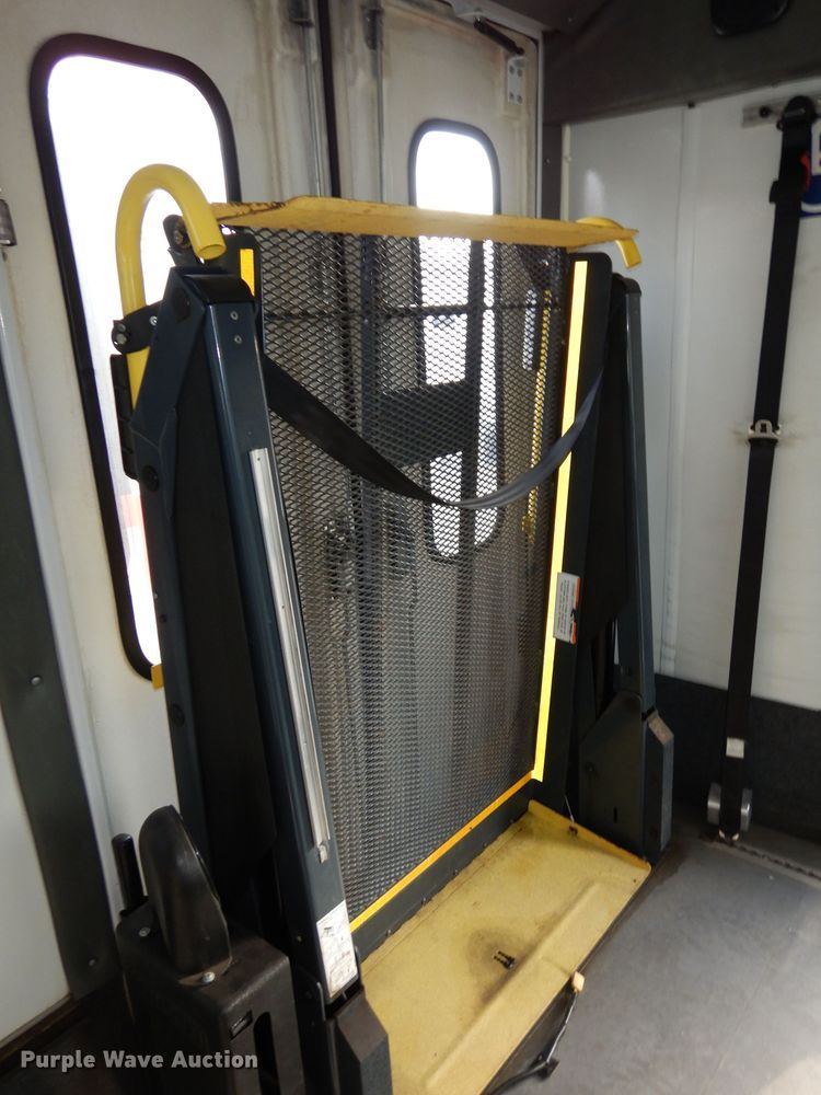 image for item DJ2915 2010 Ford E450 Super Duty  shuttle bus