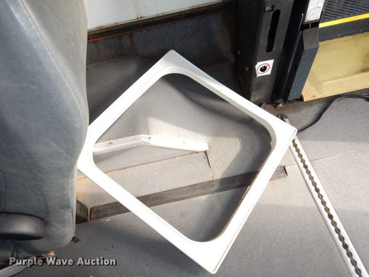 image for item DJ2915 2010 Ford E450 Super Duty  shuttle bus