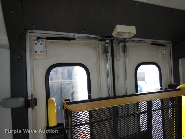 image for item DJ2915 2010 Ford E450 Super Duty  shuttle bus