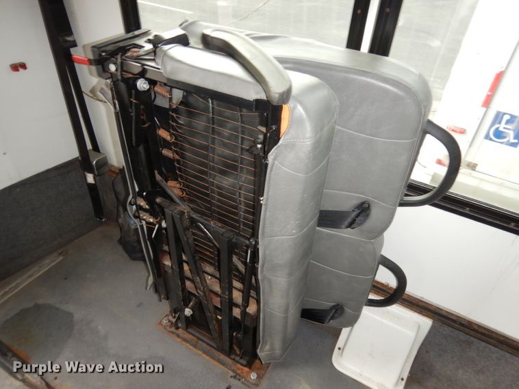 image for item DJ2915 2010 Ford E450 Super Duty  shuttle bus