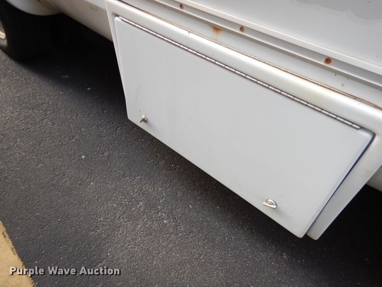 image for item DJ2915 2010 Ford E450 Super Duty  shuttle bus