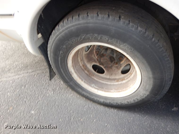 image for item DJ2915 2010 Ford E450 Super Duty  shuttle bus